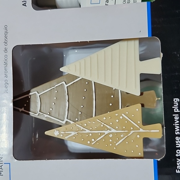 MAINSTAYS PLUG-IN SWIVEL DIFFUSER AROMA GIFT SETS RED TRUCK & PINE TREES - Picture 11 of 13